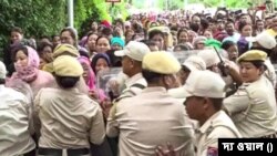 কংগ্রেস নেতা রাহুল গান্ধীর মণিপুর সফর ঘিরে উতপ্ত রাজ্য, থামল কনভয়, চলল পুলিশের লাঠি-টিয়ার গ্যাস
