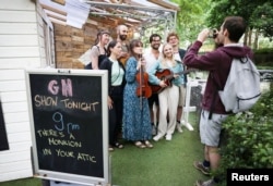 Anggota The Greenhouse Theatre Company, berpose setelah pertunjukan "To The Ocean" di Canary Wharf, London, Inggris 19 Juni 2023. (REUTERS/Anna Gordon)