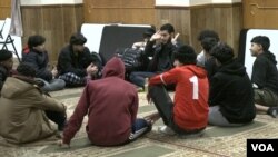 Beberapa pemuda berkumpul di aula utama Masjid Dearborn di Michigan untuk melatih hapalan Al'Qur'an pada 12 Maret 2023. (Foto: VOA)