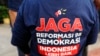 Seorang partisipan acara Maklumat Trisakti Melawan Tirani mengenakan kaus bertuliskan "Jaga Reformasi 98 Demokrasi Indonesia Lebih Baik", Jakarta, 9 Februari 2024. (Foto: Indra Yoga/VOA)