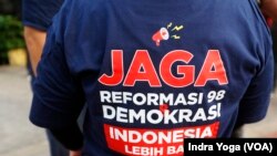 Seorang partisipan acara Maklumat Trisakti Melawan Tirani mengenakan kaus bertuliskan "Jaga Reformasi 98 Demokrasi Indonesia Lebih Baik", Jakarta, 9 Februari 2024. (Foto: Indra Yoga/VOA)