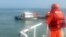 Tuần duyên Đài Loan kiểm tra một tàu bị lật gần đảo Kim Môn hôm 14/2/2024 (Taiwan Coast Guard Administration via AP).