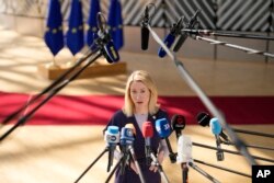 Perdana Menteri Estonia Kaja Kallas memberikan keterangan kepada media setibanya di gedung Dewan Eropa di Brussel, untuk menghadiri KTT Uni Eropa Jumat, 30 Juni 2023. (AP/Virginia Mayo)