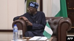 Le président nigérian Bola Tinubu assiste à une réunion avec le secrétaire d'État américain Antony Blinken (invisible) à la villa présidentielle d'Abuja le 23 janvier 2024.