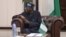 Le président nigérian Bola Tinubu assiste à une réunion avec le secrétaire d'État américain Antony Blinken (invisible) à la villa présidentielle d'Abuja le 23 janvier 2024.