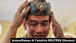 Calon wakil presiden Gibran Rakabuming Raka yang merupakan putra sulung Presiden Joko Widodo saat kampanye di Sumedang, Jawa Barat, 9 Februari 2024. (Foto: Antara/Raisan Al Farisi/via REUTERS)