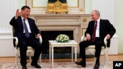 中国国家主席习近平（左）在俄罗斯莫斯科克里姆林宫与俄罗斯总统弗拉基米尔·普京会面。（资料照片，2023年3月20日）