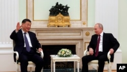 FILE - Chinese President Xi Jinping, left, gestures while speaking to Russian President Vladimir Putin during their meeting at the Kremlin in Moscow, Russia on March 20, 2023.