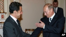 На архівному фото: Ніколя Саркозі та Володимир Путін, 9 жовтня 2007 р. AP Photo/Sergei Ilnitsky