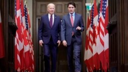 Presiden AS Joe Biden dan Perdana Menteri Kanada Justin Trudeau berjalan berdampingan di Parlemen Kanada di Ottawa, Jumat 24 Maret 2023.