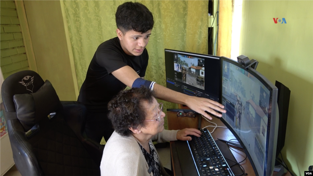 Al igual que un entrenador, Héctor Carrasco le da instrucciones a su abuela sobre que técnica usar para que no muera en Free Fire, un juego de batalla donde los jugadores son arrojados a una isla para conseguir armas y ganar en equipo.