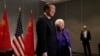 2023年11月10日，美國財政部長耶倫在舊金山與中國國務院副總理何立峰會晤時合影留念。 （美聯社照片）