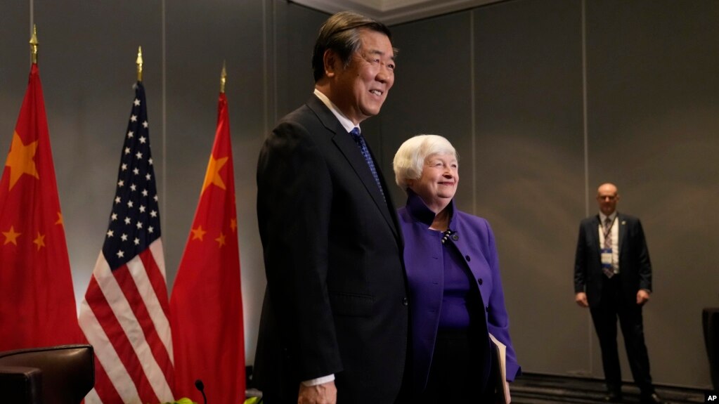2023年11月10日，美国财政部长耶伦在旧金山与中国国务院副总理何立峰会晤时合影。（美联社照片）(photo:VOA)