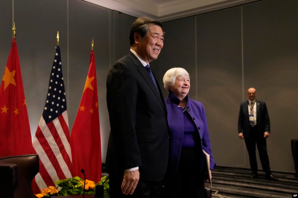 2023年11月10日，美国财政部长耶伦在旧金山与中国国务院副总理何立峰会晤时合影。（美联社照片）(photo:VOA)