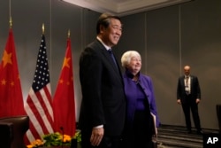 2023年11月10日，美国财政部长耶伦在旧金山与中国国务院副总理何立峰会晤时合影。（美联社照片）