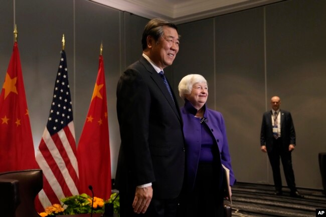 2023年11月10日,美国财政部长耶伦在旧金山与中国国务院副总理何立峰会晤时合影。(美联社照片)