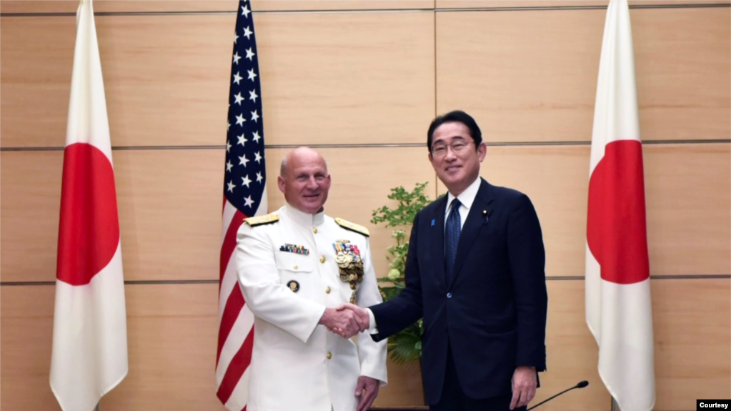 日本首相岸田文雄2023年7月25日在官邸会晤美国海军作战部长迈克尔·吉尔代（Michael Gilday）（照片来自吉尔代上将的脸书页面）