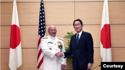 日本首相岸田文雄2023年7月25日在官邸会晤美国海军作战部长迈克尔·吉尔代（Michael Gilday）（照片来自吉尔代上将的脸书页面）