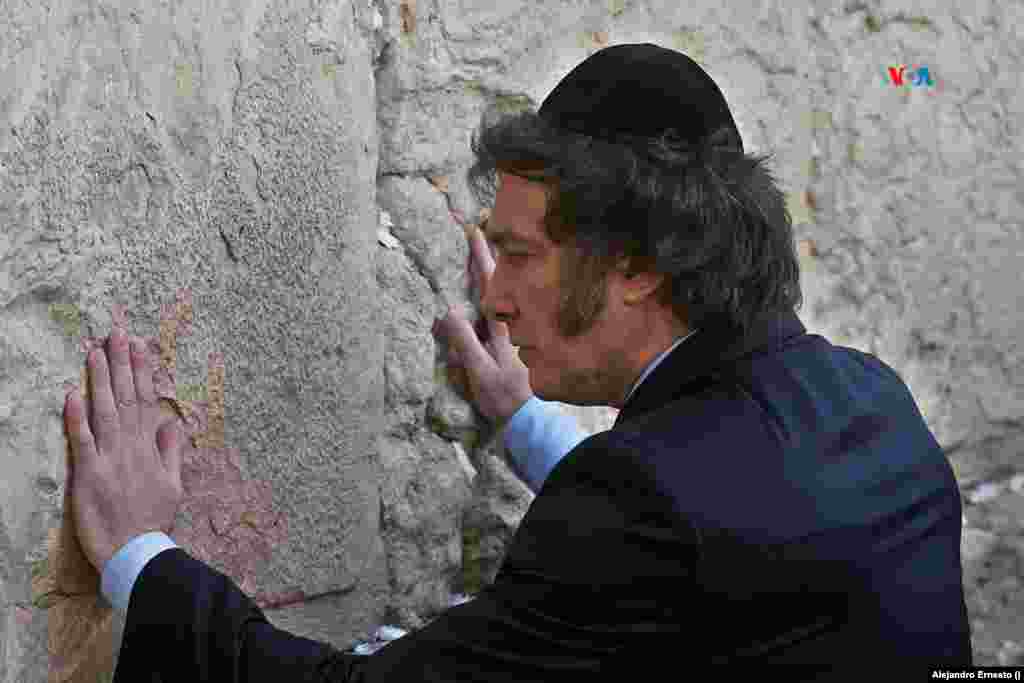 El presidente de Argentina, Javier Milei, reza en el Muro de las Lamentaciones, en Jerusalén. Milei inició este martes una visita de 3 días.