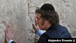 En Fotos | Milei inicia visita a Israel con oración en el Muro de las Lamentaciones
