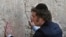 El presidente de Argentina, Javier Milei, reza en el Muro de las Lamentaciones, en Jerusalén. Milei inició este martes una visita de 3 días.