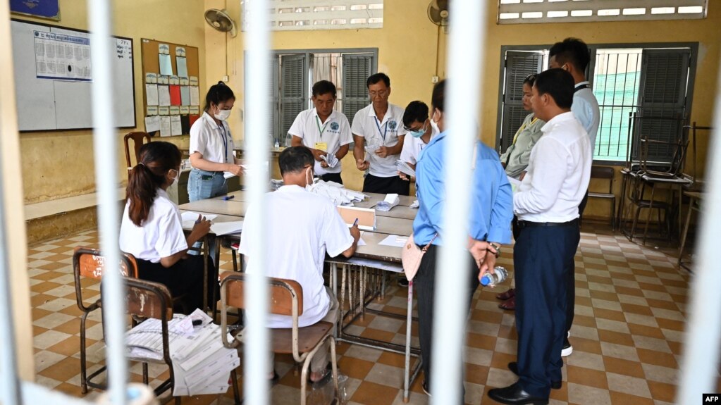 មន្ត្រី​បោះឆ្នោត​​រាប់​សន្លឹក​ឆ្នោត​នៅ​ការិយាល័យ​បោះឆ្នោត​មួយ​កន្លែង​នៅ​រាជធានី​ភ្នំពេញ កាល​ពី​ថ្ងៃ​ទី​២៣ ខែ​កក្កដា ឆ្នាំ​២០២៣។