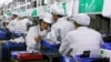 中国广东东莞一家生产锂离子电池的工厂工人在生产线上。（2022年10月16日）