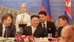 Pemimpin Korea Utara Kim Jong Un (tengah) berbincang dengan Menteri Sumber Daya Alam dan Lingkungan Hidup Rusia Alexander Kozlov (kiri) di Vladivostok, wilayah Primorsky. (Foto: KCNA via KNS/AFP)