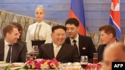 Pemimpin Korea Utara Kim Jong Un (tengah) saat berkunjung ke Rusia, pada 17 September 2023. (Foto: KCNA via KNS/AFP)