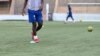 Les jeunes footballeurs sénégalais adeptes des pelouses synthétiques de Dakar
