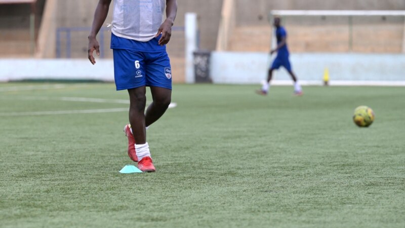 Les jeunes footballeurs sénégalais adeptes des pelouses synthétiques de Dakar