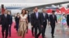 在新华社发布的这张照片中，叙利亚总统巴沙尔·阿萨德（中右）和第一夫人阿斯玛·阿萨德于2023年9月21日抵达中国杭州。