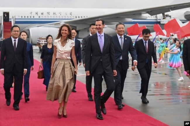 资料照：叙利亚总统阿萨德和夫人乘坐中国国际航空公司的飞机抵达中国杭州参观访问。（2023年9月1日）