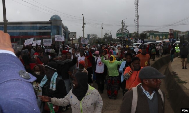 Los negocios se interrumpieron brevemente cuando los manifestantes protestaron por los matrimonios entre personas del mismo sexo, en Blantyre, el 13 de julio de 2023. (Lameck Masina/VOA)