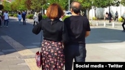 تصویر یک زوج ایرانی مخالف حجاب اجباری 