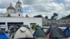 Los migrantes arman carpas para pasar la noche en Esquipulas, Guatemala. [Fotografía Karla Arévalo/VOA]