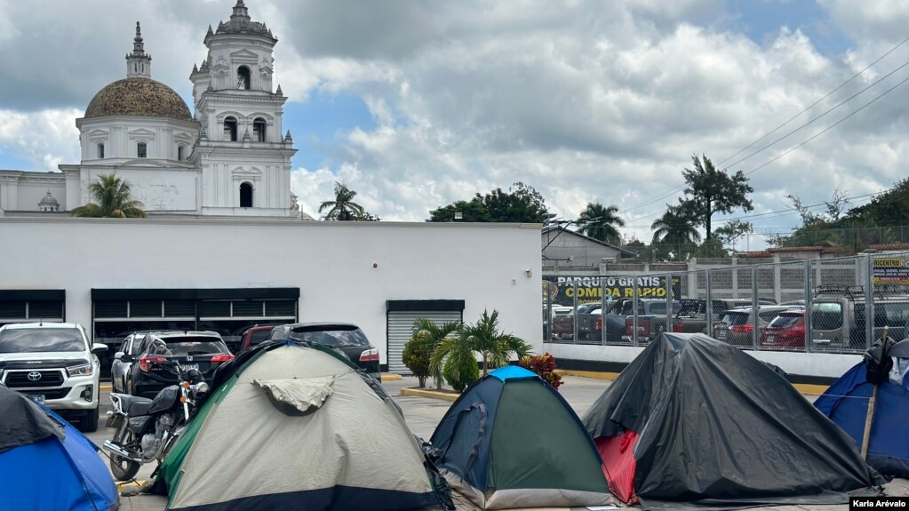 Los migrantes arman carpas para pasar la noche en Esquipulas, Guatemala. [Fotografía Karla Arévalo/VOA]