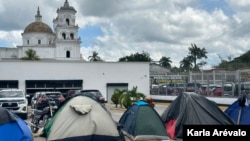 Los migrantes arman carpas para pasar la noche en Esquipulas, Guatemala. [Fotografía Karla Arévalo/VOA]