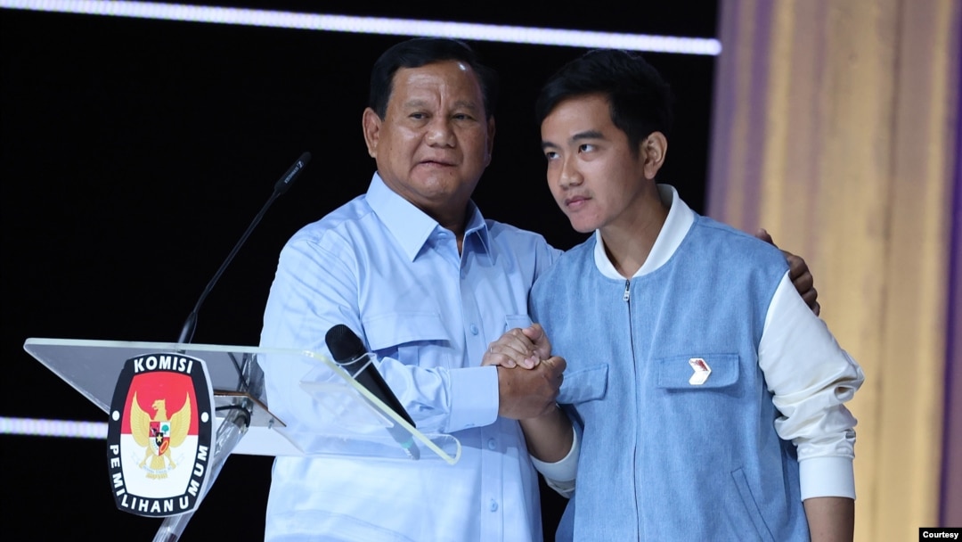 Prabowo Subianto dan Gibran Rakabuming saat debat terakhir di Jakarta, Minggu malam (4/2). (Courtesy: TKN Prabowo-Gibran)