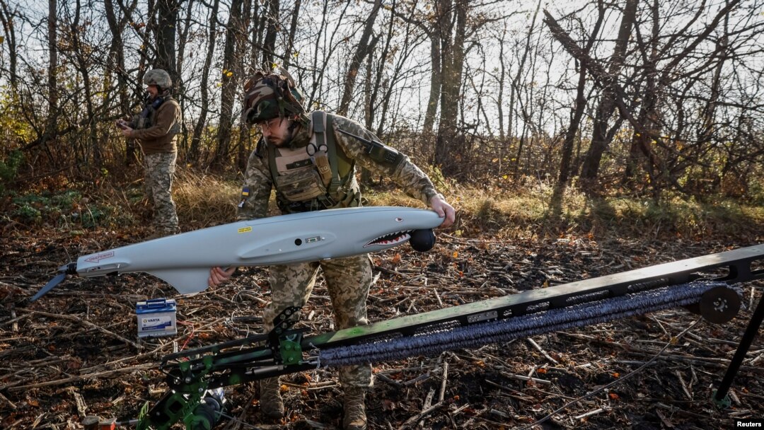 Prajurit Angkatan Bersenjata Ukraina, sedang memasang drone Shark sebelum diluncurkan di wilayah Kharkiv, Ukraina, 30 Oktober 2023. (Foto : REUTERS/Alina Smutko)