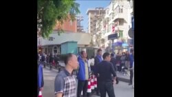 中国民众在李克强旧居前献花悼念
