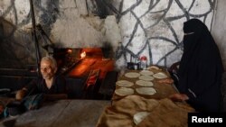 Sami Odeh, warga Palestina, pengusaha roti berbahan bakar kayu yang berusia puluhan tahun, di Rafah, Jalur Gaza selatan, 8 Juli 2023. (REUTERS/Ibraheem Abu Mustafa)