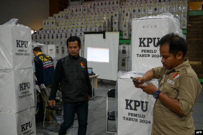 Pejabat Komisi Pemilihan Umum (KPU) dan saksi partai melakukan rekapitulasi hasil tabulasi di tingkat kecamatan di Jakarta pada 16 Februari 2024. (BAY ISMOYO / AFP)
