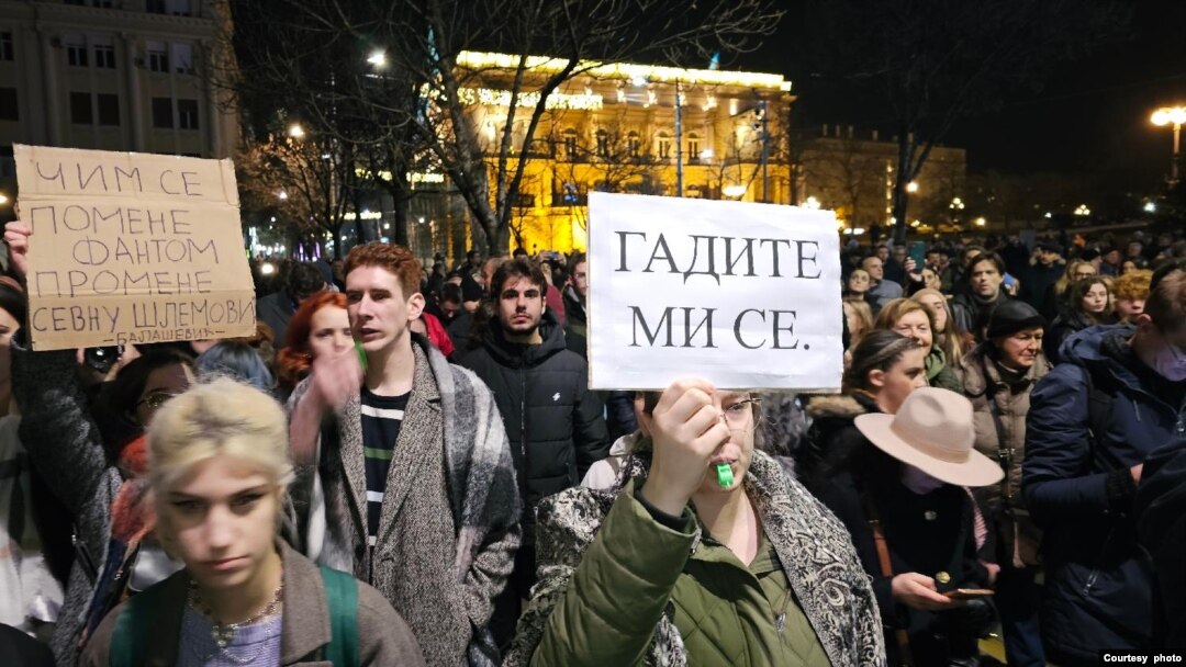 Građani u protestu ispred sedišta Republičke izborne komisije, u zgradi stare Skupštine Srbije, u centru Beograda, dan posle održanih izbora, 19. decembra 2023. (Foto: FoNet)