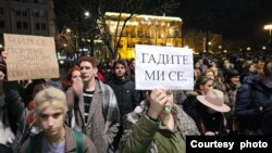 Građani u protestu ispred sedišta Republičke izborne komisije, u zgradi stare Skupštine Srbije, u centru Beograda, dan posle održanih izbora, 19. decembra 2023. (Foto: FoNet)