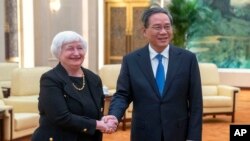 Premye Minis Lachin Li Qiang (a dwat) salye Sekrete Trezo Etazini Janet Yellen (a goch) pandan yon rankont nan Peken, kapital Lachin Kominis, 7 Jiye, 2023. 