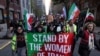 资料照片：玛莎·阿米尼 （Mahsa Amini） 在警方拘留期间死亡后，在纽约市2022年11月19日的一次集会上，抗议者呼吁联合国采取行动反对伊朗妇女遭受的待遇。（法新社照片）