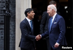 Waziri Mkuu Sunak akiwa na Rais Biden baada ya mkutano wao huko ofisi za 10 Downing Street mjini London, Julai 10, 2023.