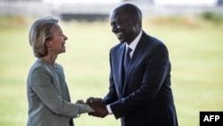 Rais Ruto wa Kenya na rais wa Tume ya Ulaya Ursula von der Leyen wakipeana mikono baada ya utiajia saini wa makubaliano Desemba 18, 2023.