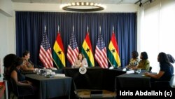 Kamala Harris tare da mata 'yan kasuwa na kasar Ghana. 